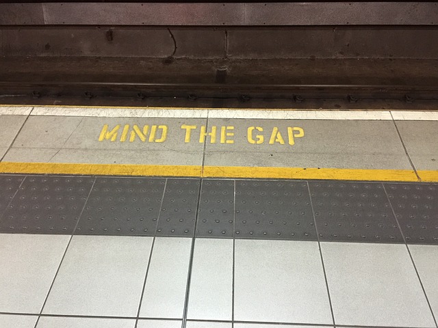 Mind-the-gap-882368 640.jpg