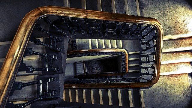 Stairs landing-1868378 640.jpg