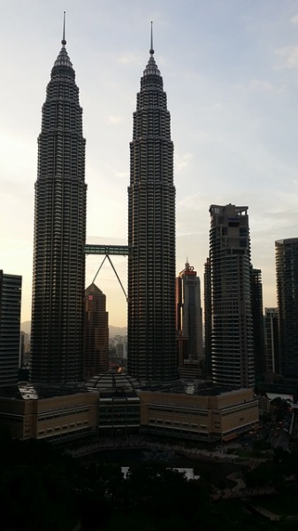 File:Petronas-twin-towers-337661 640.jpg