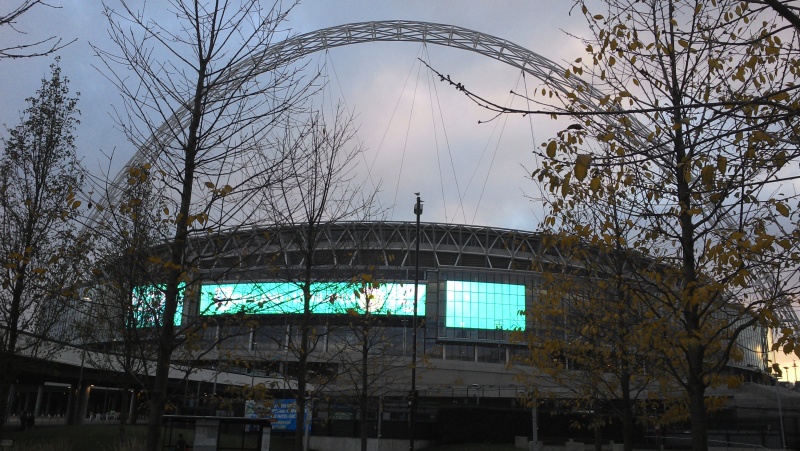 File:Wembely stadium arch and screens.jpg