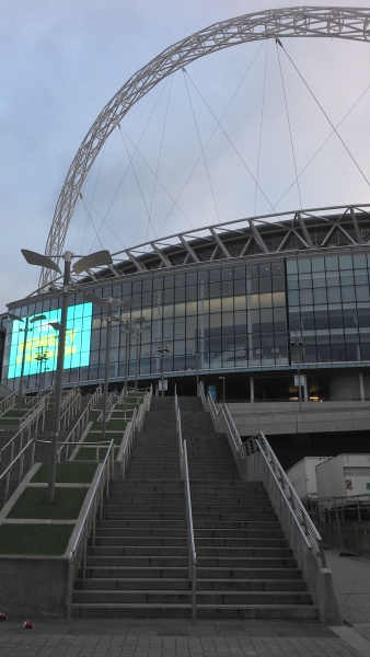 File:Wembley stadium arch 2.jpg