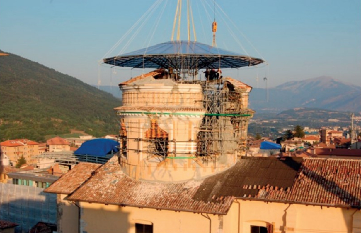 Lantern of the Anime Sante church.jpg