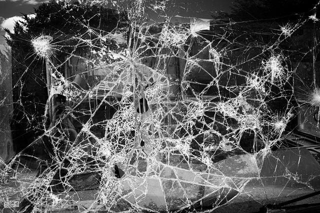 Shattered windscreen pixabay 640.jpg