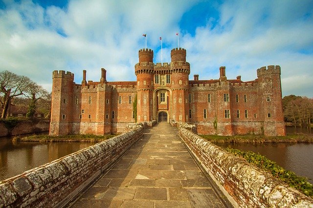 Herstmonceux-castle-pixabay 640.jpg