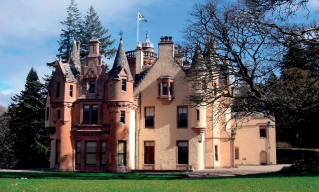 Aldourie Castle.jpg