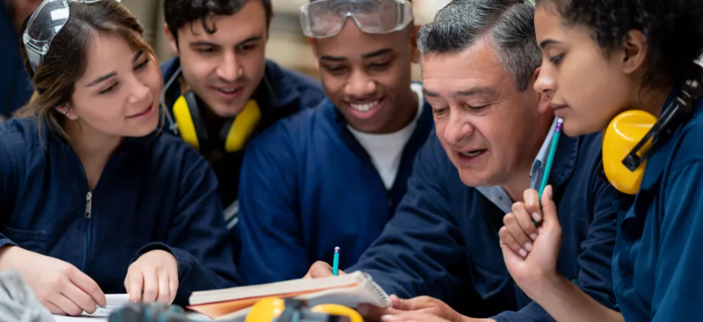 CIOB Teacher talking to a group of students 1000.jpg