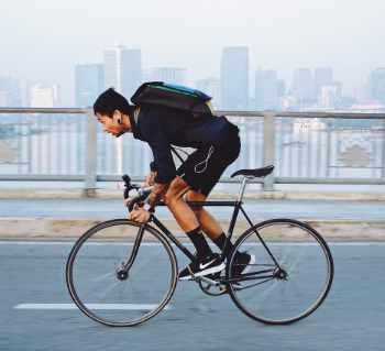 File:Cyclist 350.jpg