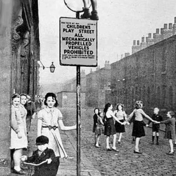 File:PLay street 350.jpg