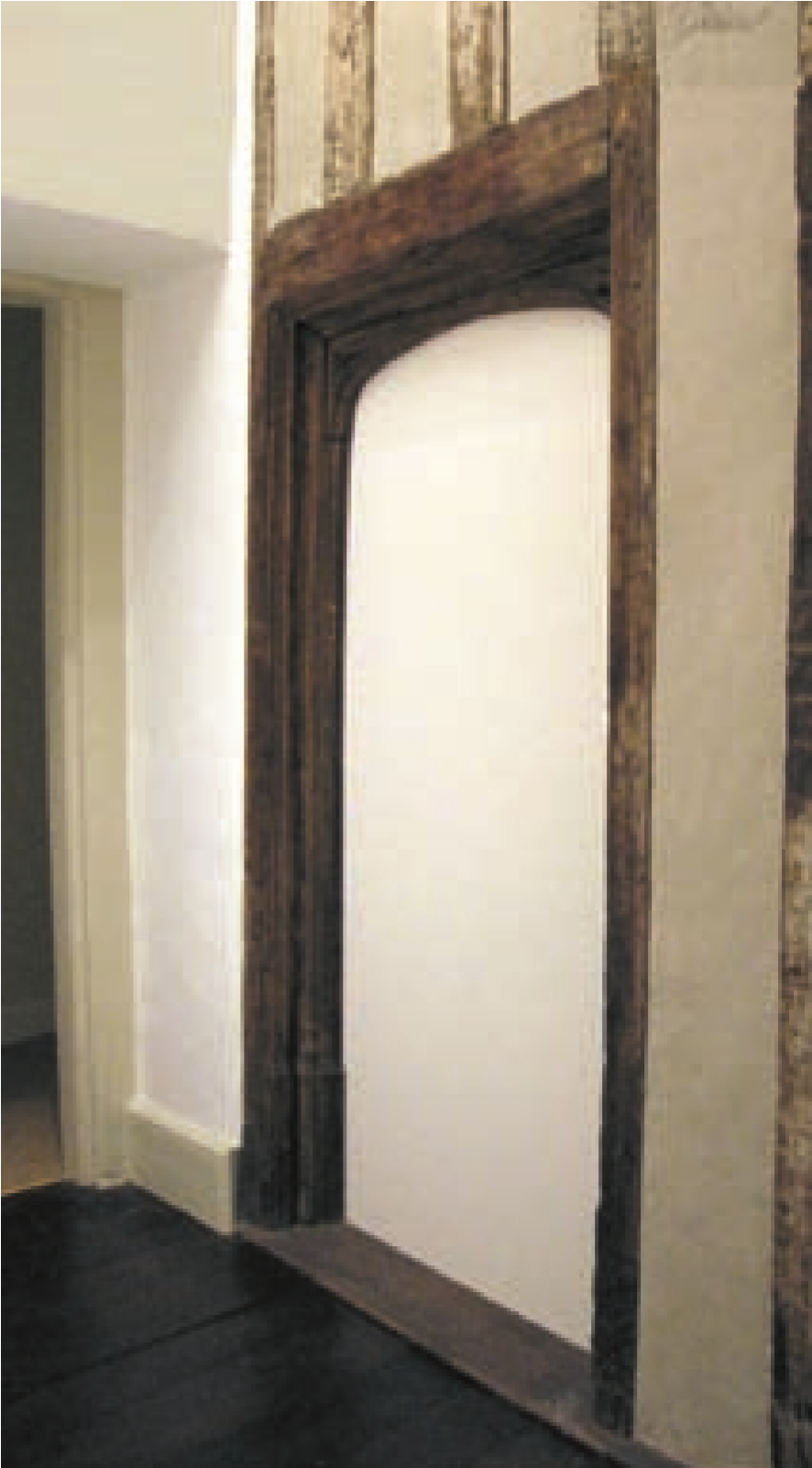 Bromley hall tudor door.png