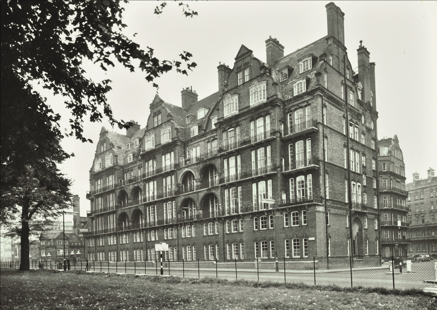 Albert Hall Mansions.jpg