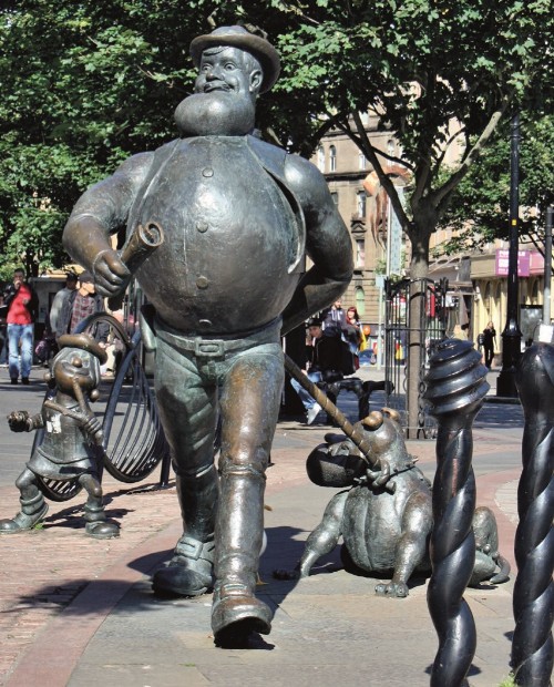 Desperate Dan statue Dundee.jpg