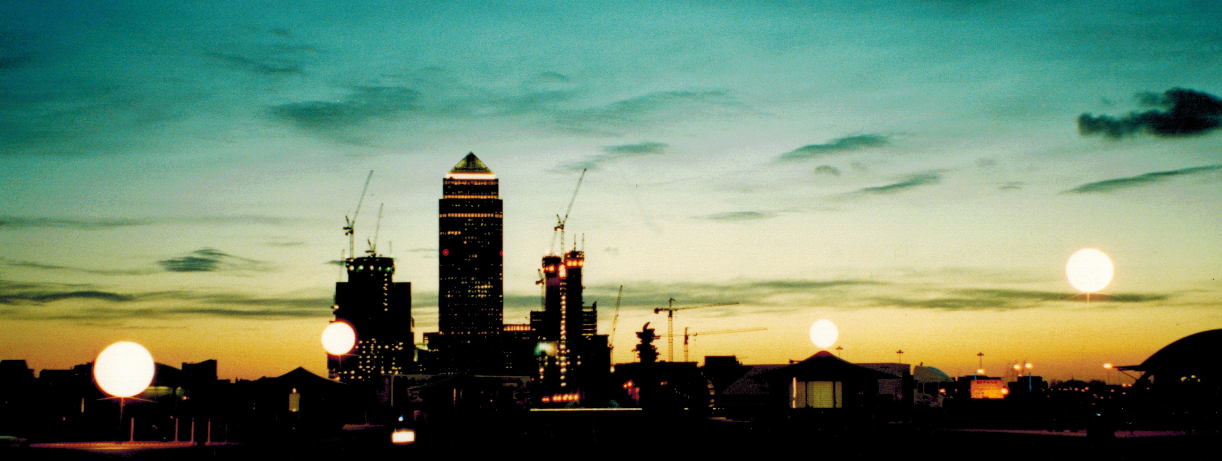 Canary wharf at night.jpg