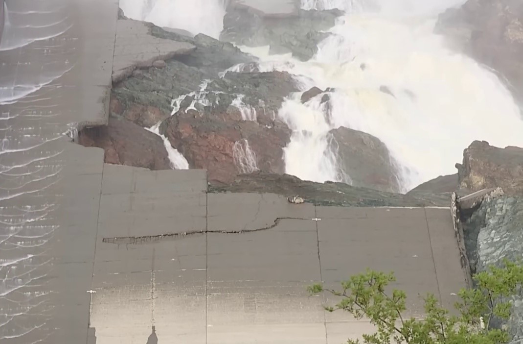 Oroville Dam Spillway 3.jpg