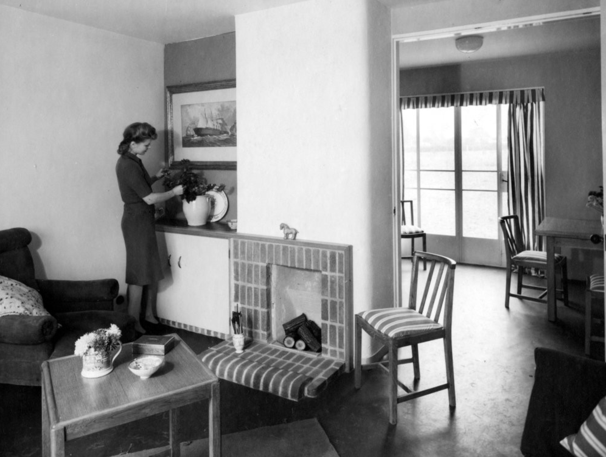 Item 25782 - BISF demonstration house - the living room looking through to dining-kitchen.png