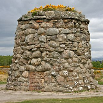Culloden Battlefield Memorial Cairn MIke Peel CommonsWikimedia 350.jpg
