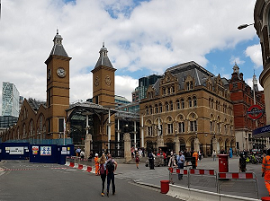 Liverpool Street station exterior Amakuru Wikipedia.png