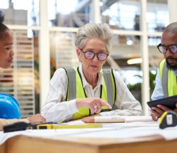 Planning meeting with a group of construction professionals and designers 350.jpg