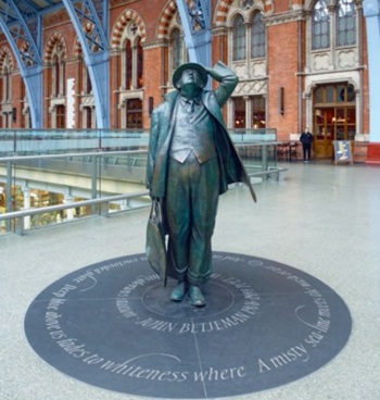 Sir John Betjeman at St Pancras Station 350.jpg