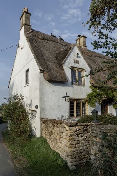 File:Thatched 1709 Castle Combe-4.jpg