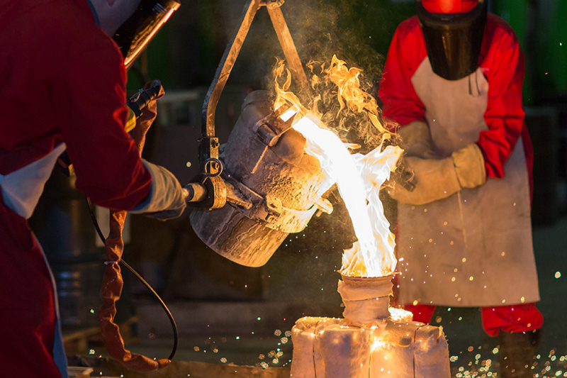 File:1019 Pouring molten metal into a mould.jpg