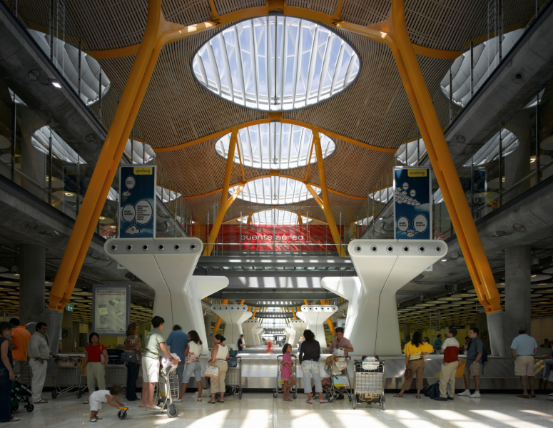 File:Barajas Airport interior.png