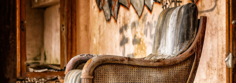 File:Empty building chair-3209341 1000.jpg