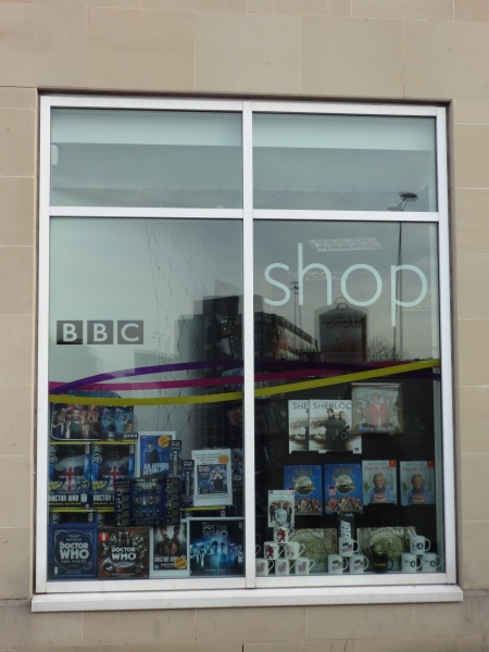 File:Shop window.JPG