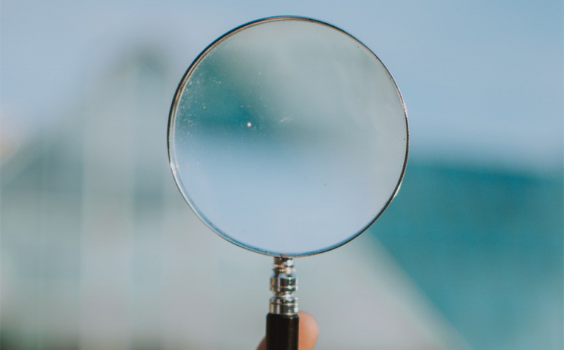 File:Magnifying-glass-building 1000.jpg