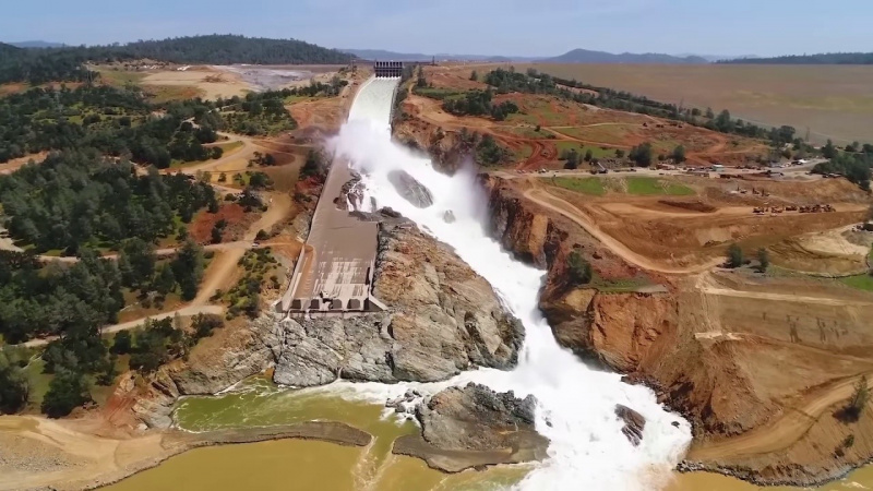 File:Oroville Dam Spillway 1.jpg