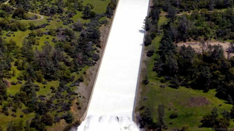 File:Oroville Dam Spillway 10.jpg