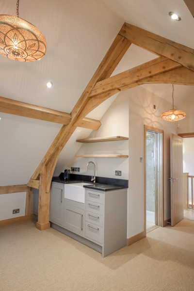 File:Accommodation Above 4 Bay Oak Outbuilding.jpg