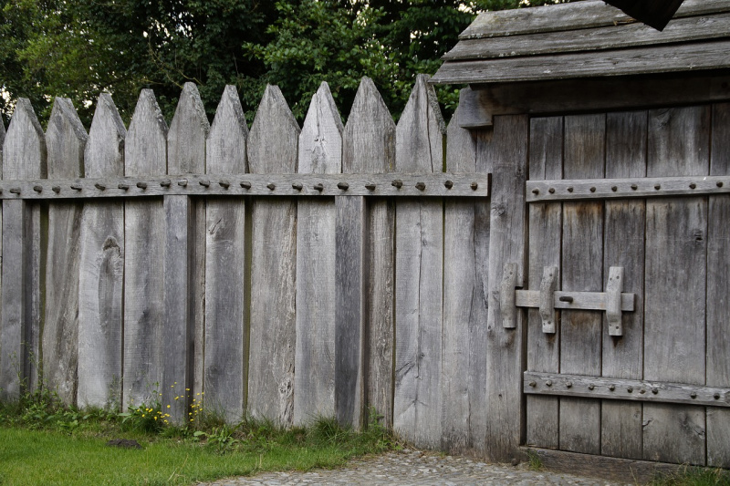 File:Palisade fence-pixabay.jpg