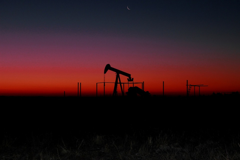 File:Silhouette-Fossil-Fuel-3197398.jpg