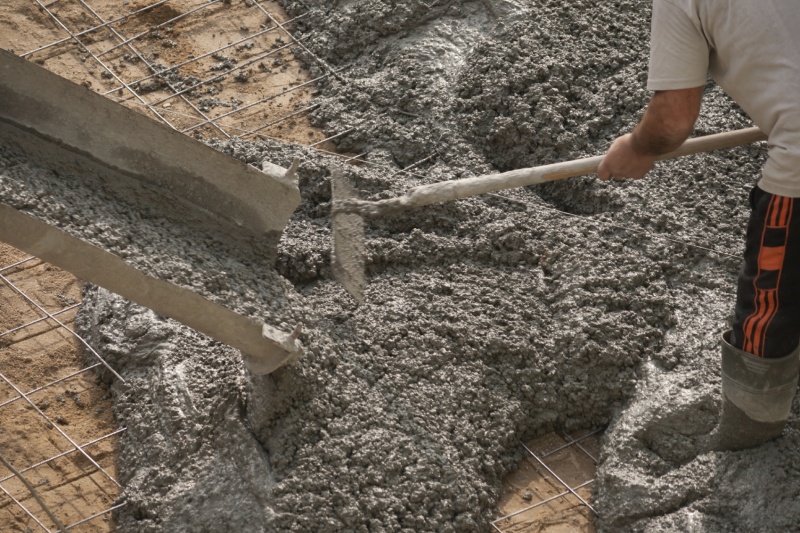 File:Concrete pouring and worker iStock 000045247790 Medium.jpg