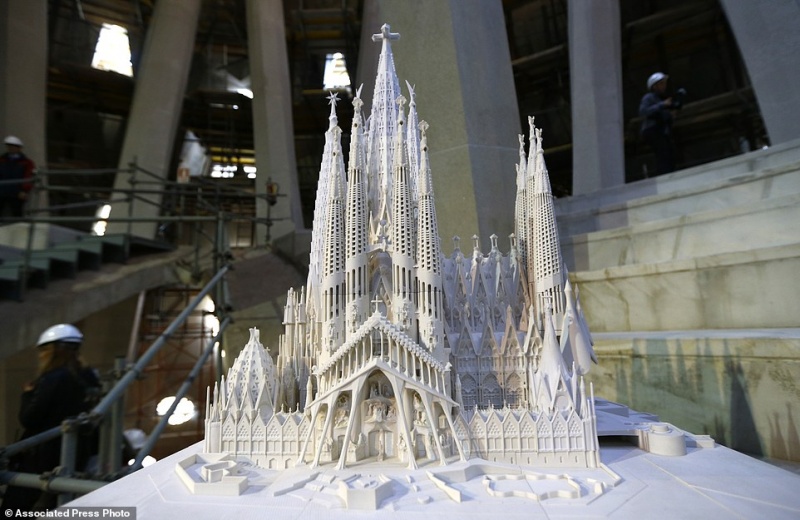 File:Sagrada-familia3.jpg