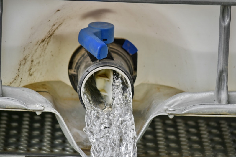File:WaterContainer.jpg