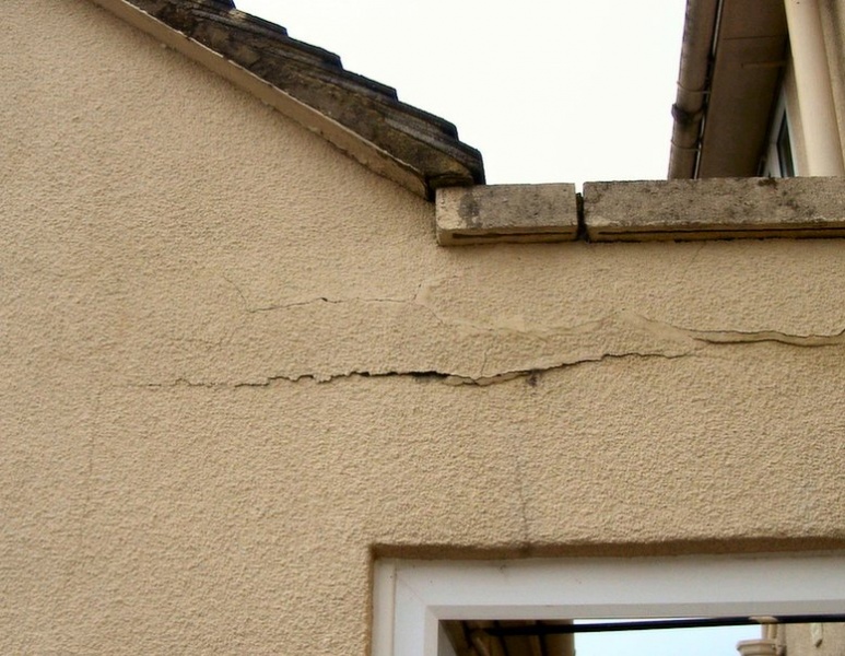 File:Parapet wall cracking.jpg