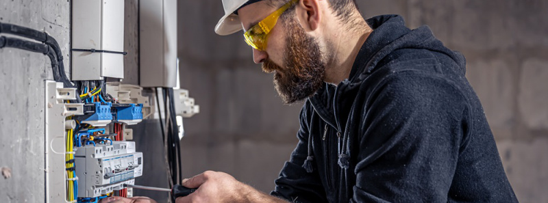 File:ECA Electrician-Working 1000.jpg