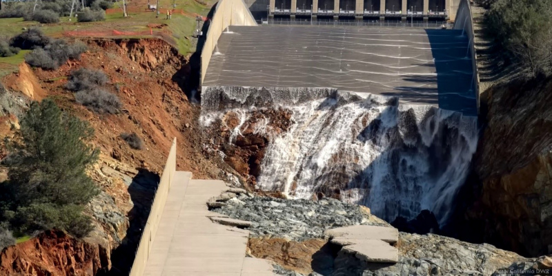 File:Oroville Dam Spillway 7.jpg