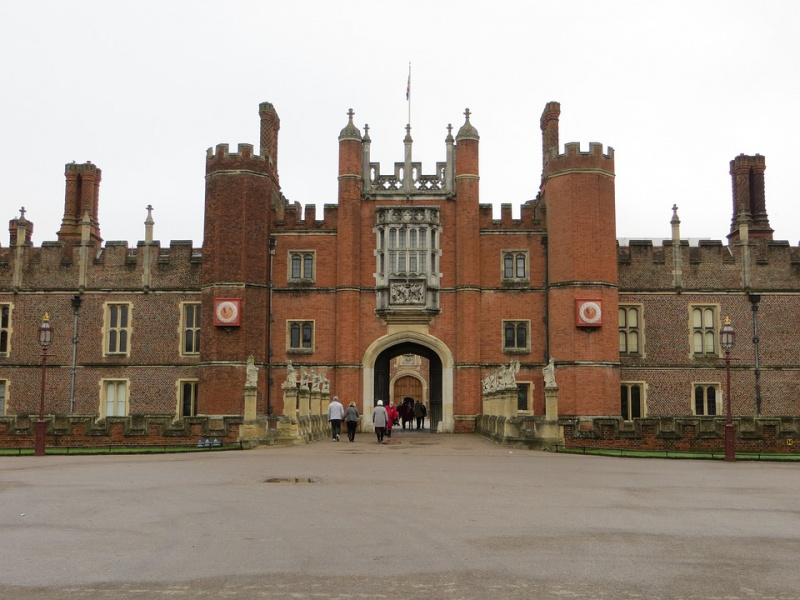 File:Stuart.HamptonCourt.jpg