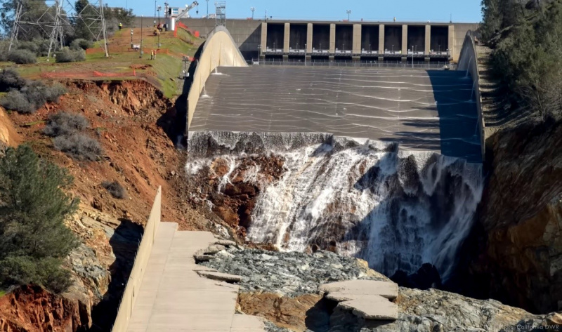 File:Oroville Dam Spillway 6.jpg