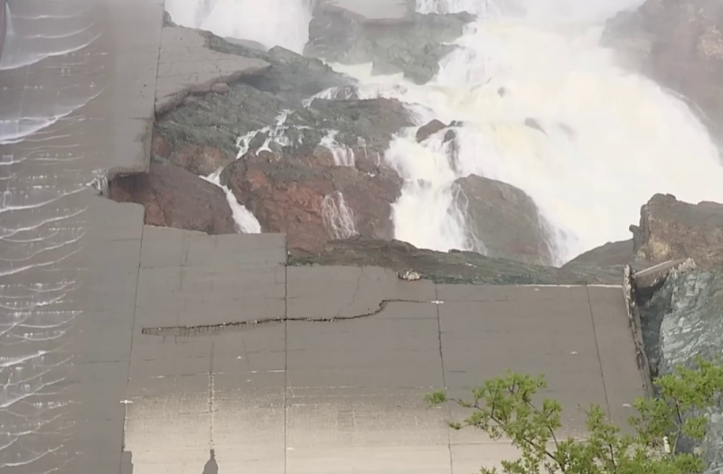 File:Oroville Dam Spillway 3.jpg