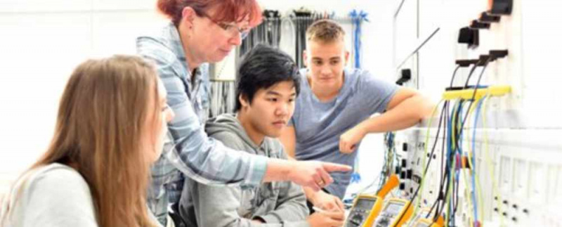 File:ECA apprentices 1000.jpg