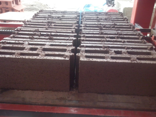 How To Choose A High-Quality Hollow Block Making Machine.jpg