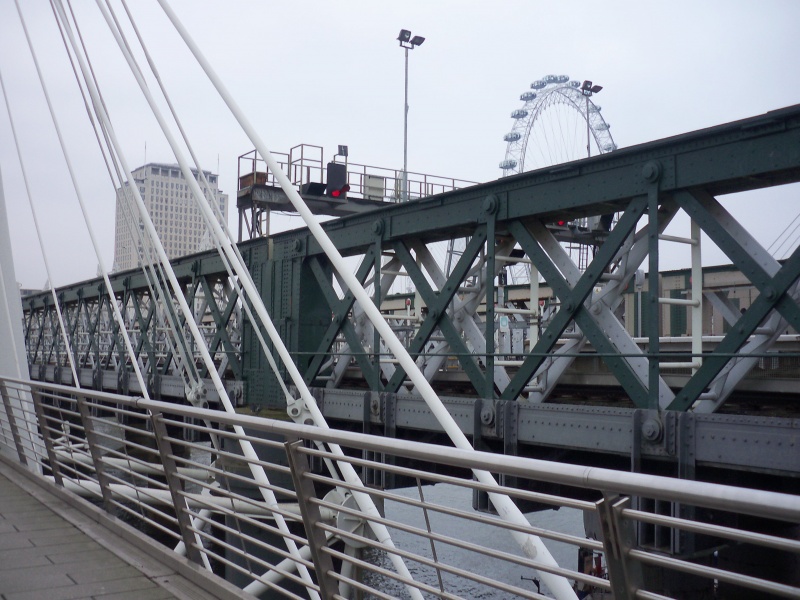 File:Hungerford bridge (1).JPG