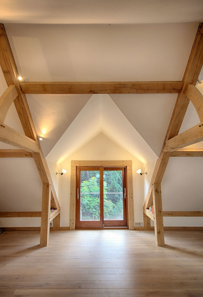File:Oak-truss-in-room-above-garage-building.jpg