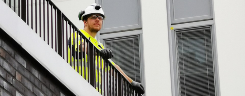 File:Worker railing-6563337 1000.jpg