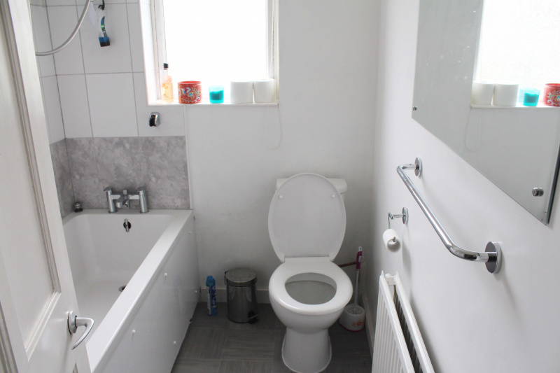 File:Bathroom 2016 Sept 1.JPG