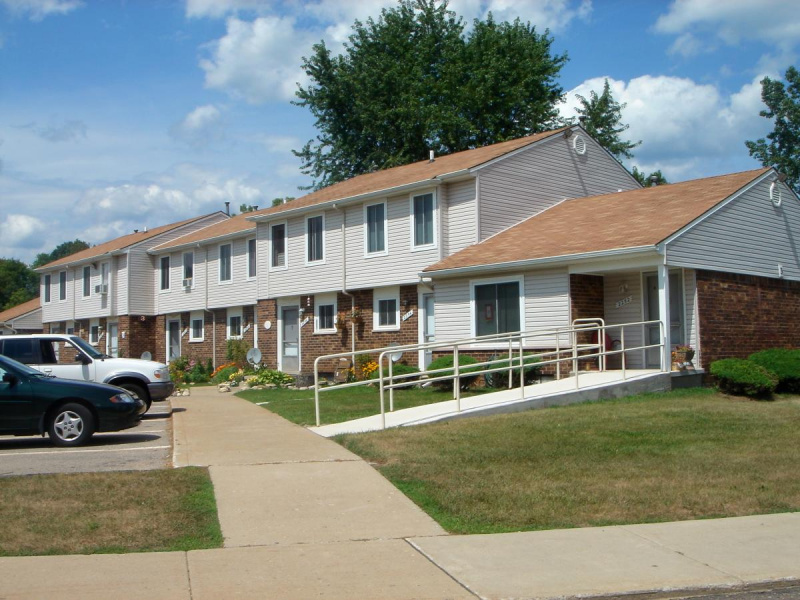 File:Item 23990 - Maple North Consumer Housing Co-operative, Wixom, Michigan, USA.JPG